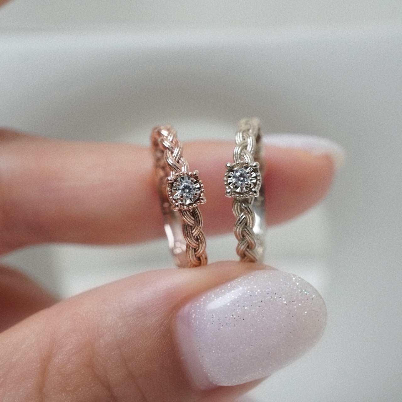 같은 꼬임 디자인의 두 샘플을 함께 비교한 원본 사진