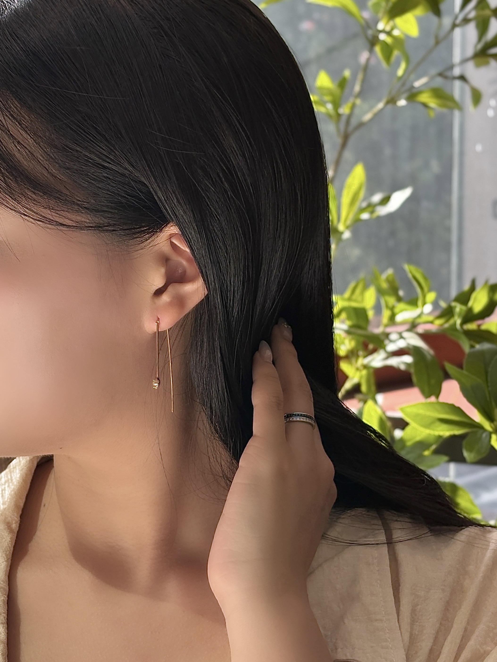 다른 각도에서 본 롱 라인 귀걸이 착용 모습