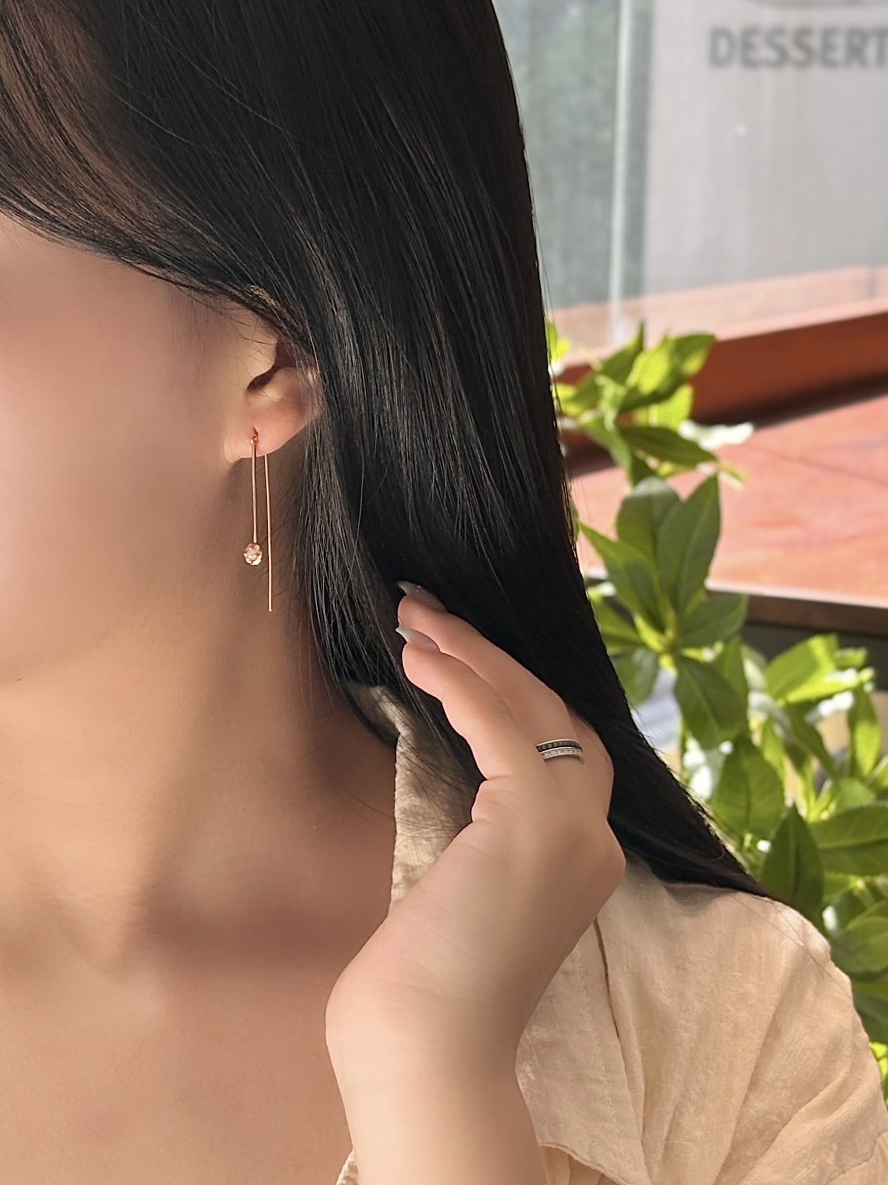 머리를 넘겨 드러낸 롱 라인 드롭 귀걸이 착용 모습
