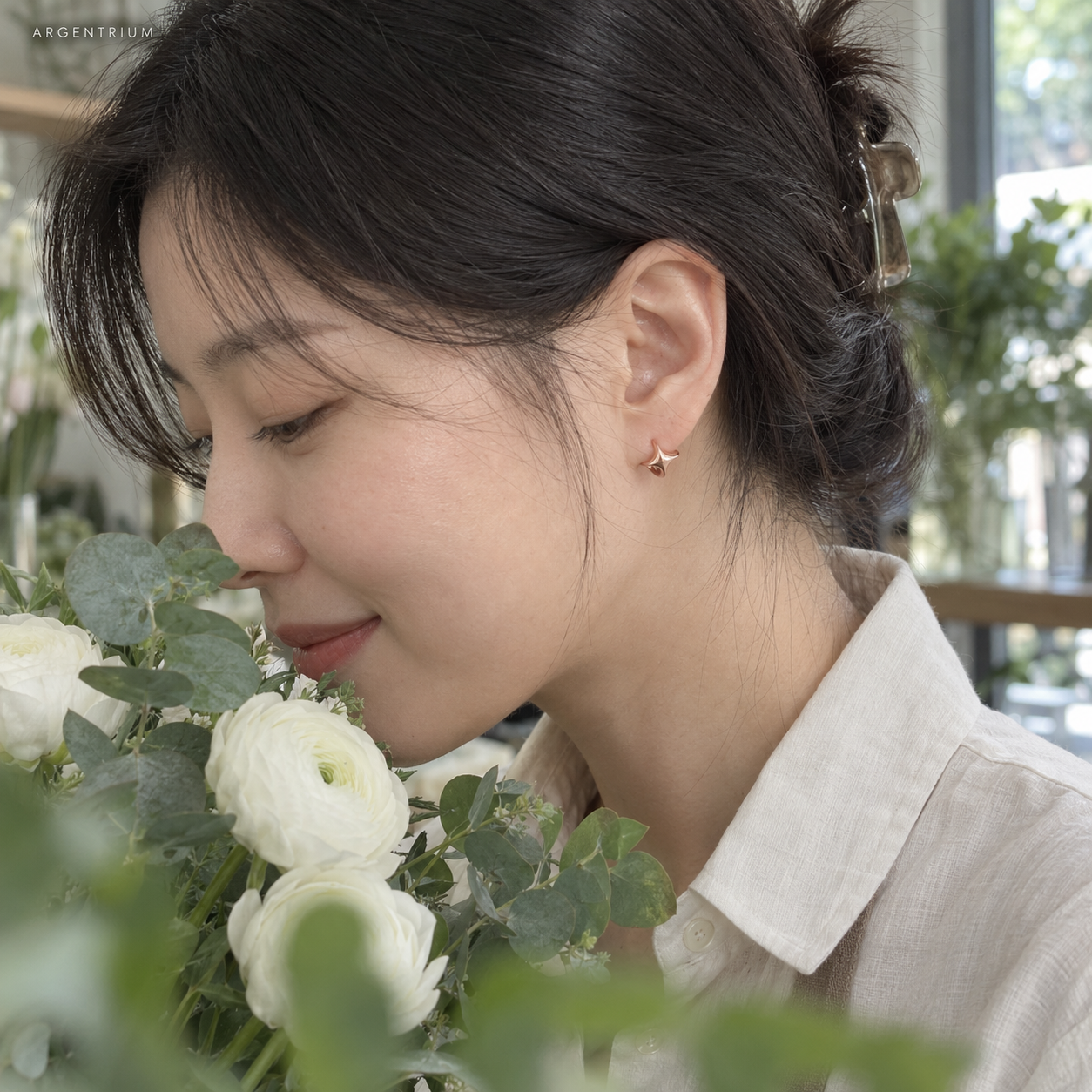 꽃집에서 꽃향기를 맡는 옆모습과 귓불 위의 별