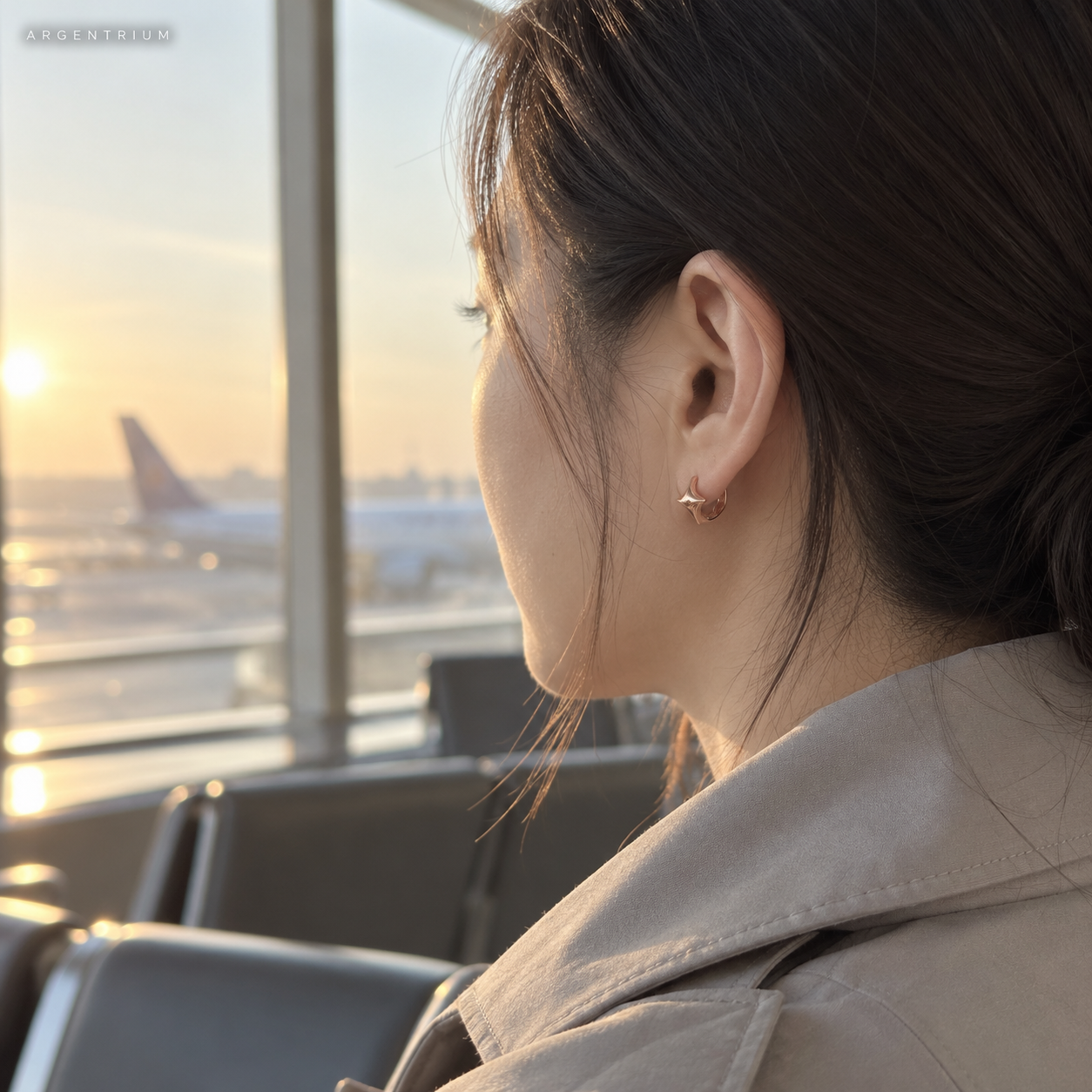 공항 게이트 창가의 새벽빛 속 옆모습