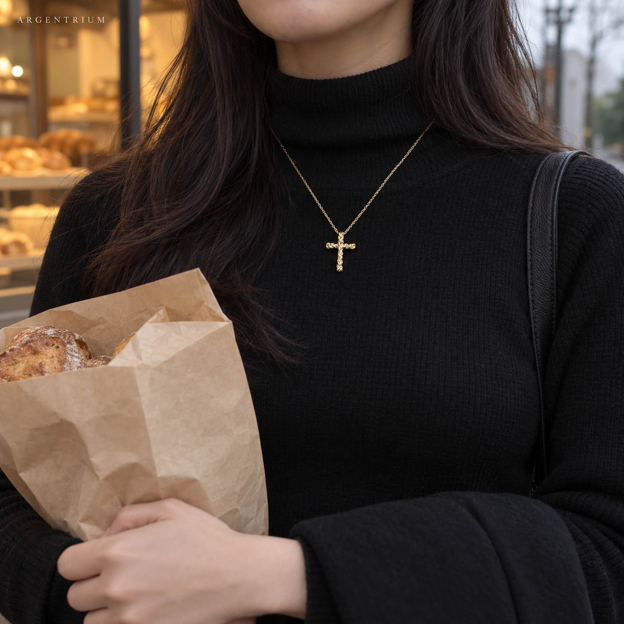 흐린 일요일 아침 빵집 앞, 검정 터틀넥 위의 십자가